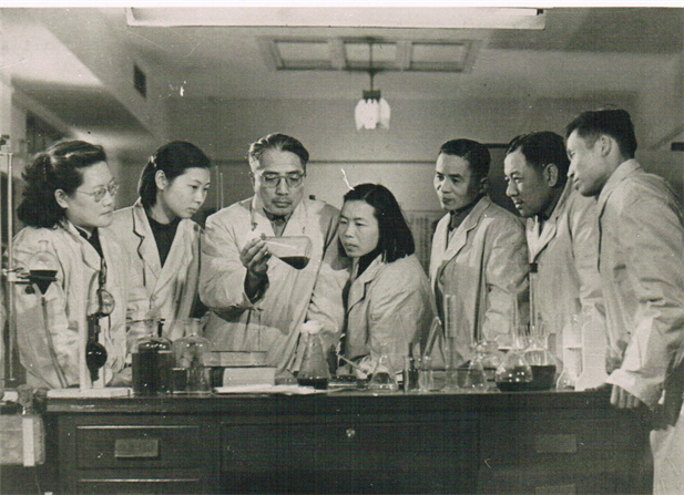 1950年代，著名微生物藥物學(xué)家，后任上海醫(yī)藥工業(yè)研究院抗生素室主任、副院長(zhǎng)、名譽(yù)院長(zhǎng)的童村，與科研人員在一起開(kāi)展課題研究。.jpg