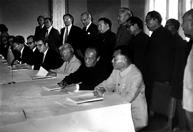 1982年11月，中瑞合資企業(yè)華瑞制藥在京簽約.jpg