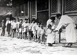 1950年初，位于天壇的中央防疫處（國藥集團(tuán)中國生物北京生物制品研究所前身）為兒童接種疫苗