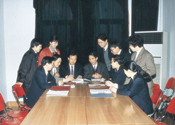 1990年，侯惠民帶領(lǐng)研發(fā)科研人員和企業(yè)科研人員一起交流。1996年侯惠民當(dāng)選中國工程院院士