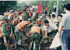 1998年8月15日，太極集團(tuán)派出41名員工組成抗洪搶險隊，赴湖北荊州抗洪搶險。